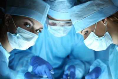 hemeroidi, na sliki je kirurška ekipa