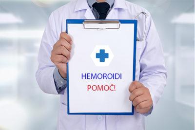zdravnik v beli halji, v roki drži tablo z napisom hemoroidi - pomoč